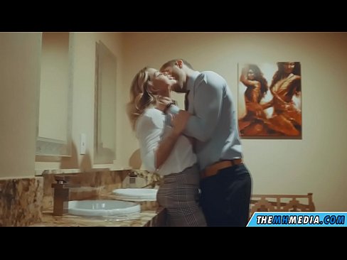 ❤️ Nalika pirang busty seduces anjeun dina restroom umum ☑ porno di urang ❌️❤